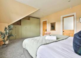 4 Bed House with Pool Table & Parking 4