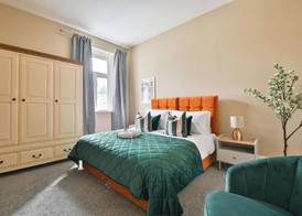 4 Bed House with Pool Table & Parking 5