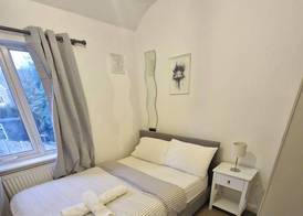 Spacious 3 bed house close to city and shops 2