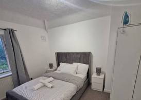 Spacious 3 bed house close to city and shops 3