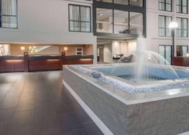 Urbana Hotel Conference Center 4