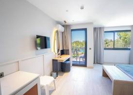 Mira Meridia Beach Hotel 5