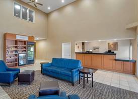 Comfort Suites Normal University area 3