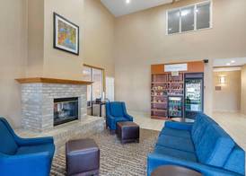 Comfort Suites Normal University area 4