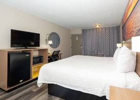 Days Inn & Suites by Wyndham Dayton North 5