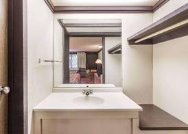 Rodeway Inn & Suites Racine - Mount Pleasant 4