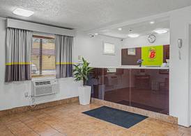 Super 8 by Wyndham Dubuque 4