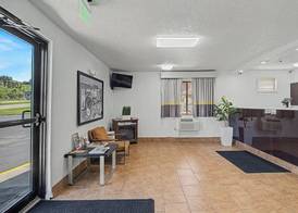 Super 8 by Wyndham Dubuque 5