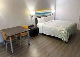 HomeTowne Studios by Red Roof Birmingham - Highway 280 3