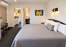 Baycourt Lakefront Motel 5