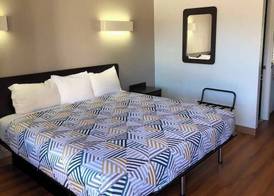 Moonnight inn. 3