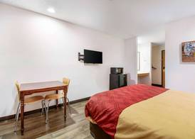 Econo Lodge Franklin 5