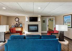 Comfort Inn & Suites Jackson - West Bend 2