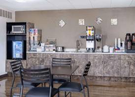 Super 8 by Wyndham Owatonna 4