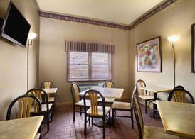 Super 8 by Wyndham Alton 4