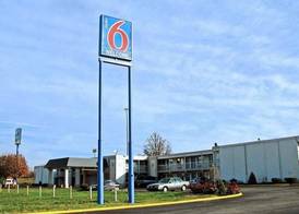 Econo Lodge Inn Suites Terre Haute 3