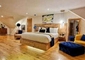 The Orange Fox Suite, Private Luxury indoor Hot Tub, King Lux Bed, Gym, Award Winning Farmhouse at The Grumpy Schnauzer Guesthouse, Stunning! 2