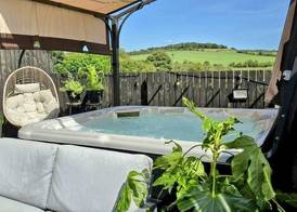 The Orange Fox Suite, Private Luxury indoor Hot Tub, King Lux Bed, Gym, Award Winning Farmhouse at The Grumpy Schnauzer Guesthouse, Stunning! 4