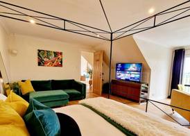 The Orange Fox Suite, Private Luxury indoor Hot Tub, King Lux Bed, Gym, Award Winning Farmhouse at The Grumpy Schnauzer Guesthouse, Stunning! 5