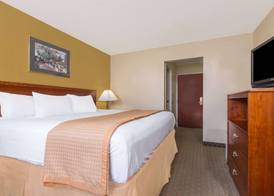 Days Inn by Wyndham Norton 4