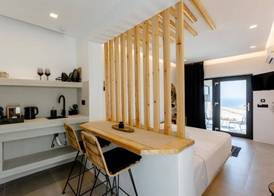 Lackos Luxury Suites 5