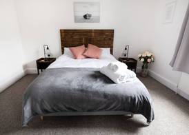 Falmouth Flat, Walk to Gyllyngvase Beach & Harbour 5