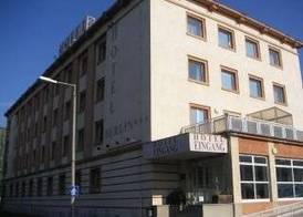 FREE PARKING, FREE BREAKFAST, only 15 minutes to City Center 2