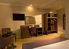 Dillon’s Hotel 4