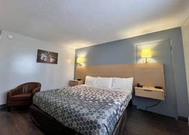 Econo Lodge Motel Village 5