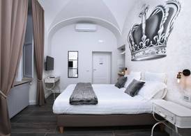 Trevi Contemporary Suite 4