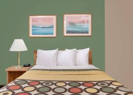 Super 8 by Wyndham Marshall 5