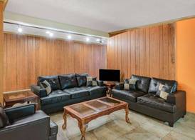Howard Johnson by Wyndham Staunton 3