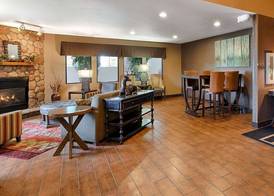 Best Western Plus Deer Park Hotel and Suites 2