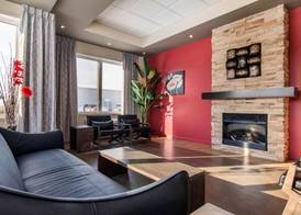 Econo Lodge Inn & Suites 2