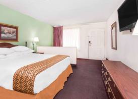 Days Inn by Wyndham Lavonia 4