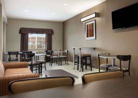 Microtel Inn & Suites by Wyndham Kenedy/Karnes City 2