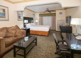 Holiday Inn Express & Suites BAKERSFIELD CENTRAL by IHG 2
