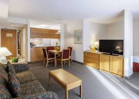 Cartier Place Suite Hotel 3
