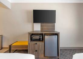 Comfort Suites Salem 5