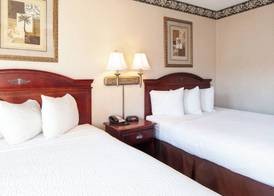 Studio City Court Yard Hotel 4