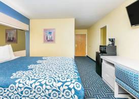 Days Inn & Suites by Wyndham Pryor 5