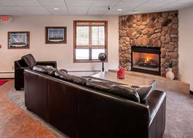 Econo Lodge Menomonie On The Bay 3