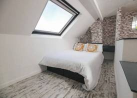 Frankys Place Residence in Leeds 5