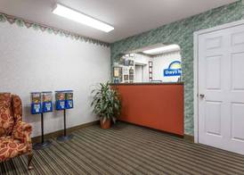 Days Inn by Wyndham Dickson 5