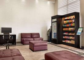 Days Inn & Suites by Wyndham Anaheim At Disneyland Park 2