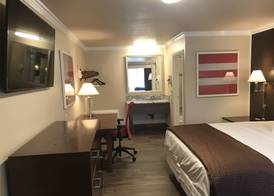 Abby's Anaheimer Inn - Across Disneyland Park 4
