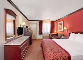 Ramada by Wyndham Pasadena 3