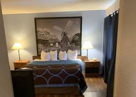 Super 8 by Wyndham Kingston 3