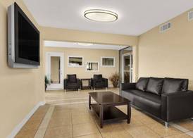 Super 8 by Wyndham Fort Worth TX 3