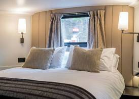 Elegant houseboat near Canary Wharf 3